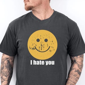 Ik haat je smiley T-shirt, schattig bipolair shirt, SNL humor graphic tee, donkere humor graphic tee, ironisch shirt geestelijke gezondheid