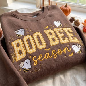 Bluza z haftowaną aplikacją "Boo Bee Season", bluza z okrągłym dekoltem "Halloween Ghost Bee", uroczy, upiorny, jesienny sweter, prezent dla miłośnika pszczół, aplikacja w kratkę gingham
