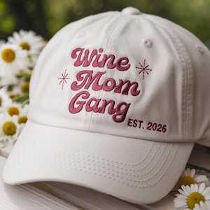 Puede incluir: Un letrero de madera rústica con la frase "Welcome to our home" en letras blancas. El letrero presenta un acabado envejecido y un diseño sencillo y acogedor, perfecto para un porche o entrada.