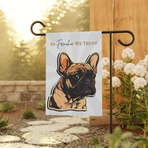 &quot;Hundegarten Flagge, Hundeliebhaber Hof Banner, Französische Bulldogge Outdoor Dekor, &quot;&quot;We Trust&quot;&quot; Zitat, Frenchie Haustier Geschenk, Rasenschild, Tierliebhaber Zuhause.&quot;