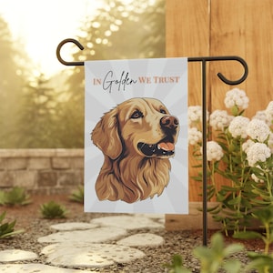 Bandeira de jardim para cães, faixa de quintal para amantes de cães, decoração externa para golden retriever, citação &quot;Nós confiamos&quot;, presente para animais de estimação, placa de gramado, casa para amantes de animais