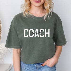 Personalisiertes Trainer-T-Shirt, individuelles Namens-Trainer-T-Shirt mit Ärmeltext, Geschenk für Fußball-Beifall-Gesundheitscoach, Athletik-Team-Anerkennungs-Hemd