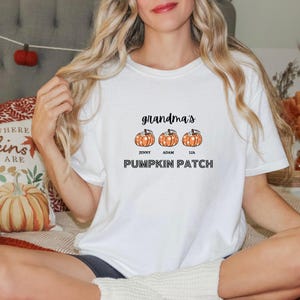 Personalisiertes Halloween-Großmutter-T-Shirt, Omas Kürbisflecken-T-Shirt, kundenspezifisches Enkelnamen-Hemd, Herbstgeschenk für Nana, Halloween-Hemd