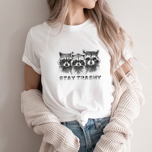 Stay Trashy shirt wasbeer, grappig retro grafisch T-shirt, meme Animal T-shirt, cadeau wasbeerliefhebber, humor T-shirt voor mannen en vrouwen