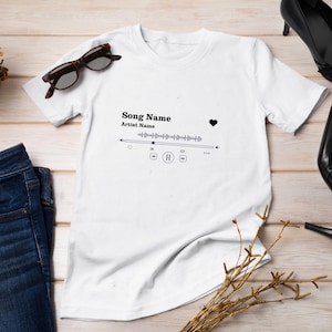 Benutzerdefiniertes Lied Name Shirt Geschenk für Geburtstag | Personalisiertes Künstler Shirt | Benutzerdefiniertes Song Name T-Shirt | Lieblingssong-T-Shirt | Individueller Lieblingskünstler