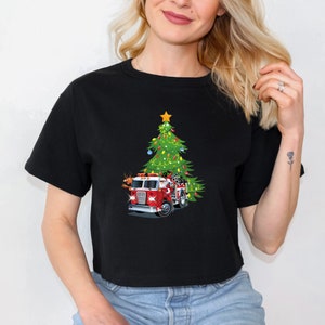 Kerstboomshirt brandweerman, vakantie T-shirt brandweerwagen, kerstshirt voor vrouw brandweerman, cadeau brandweerman, feestelijk grafisch T-shirt brandweerwagen