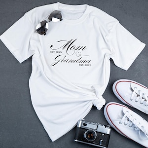 Maman est, chemise personnalisée grand-mère est, chemise grand-mère, chemise grand-mère maman, chemise faire-part de grossesse, chemise nouvelle grand-mère, t-shirt grossesse