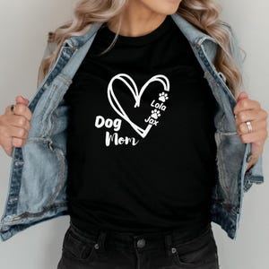 Personalized Dog Mom T-Shirt, Custom Dog Name Mom Gift Tee, Dog Lover Shirt for Women, Mother’s Day Dog Mom Keepsake, Pet Mom Graphic Tee