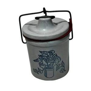 Bougie artisanale Lilas Woodbine 312 g (11 oz) en pot en verre blanc vintage avec anse en fil de fer D73