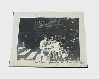 Ballarian Family at Sea Breeze Vader moeder twee dochters Vintage foto