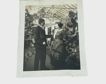 Marito e moglie in serra, fotografia d'epoca degli anni '10 o '20.