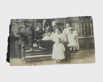 Momentopname van het gezin voor de veranda van het huis, vintage antieke foto