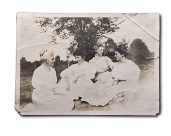Vintage 1910s Four Women Outdoor Lawn Picnic Edwardian Fashion Snapshot I471