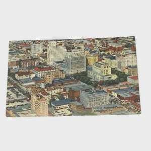 Pode incluir: Um conjunto de três canecas de cerâmica com acabamento manchado e fosco. As canecas são em tons de creme, cinza claro e cinza escuro. Cada caneca tem um design simples e moderno e uma alça arredondada.