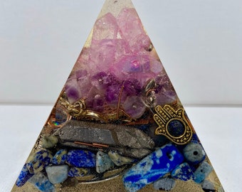 Große Pyramide mit Quarzspitzen, Amethyst, Sodalith und blauem Kyanit,