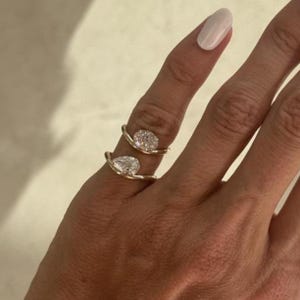 Minimalistisk 14K massivt guld lillfingring – oval eller päronfärgad labgrown ädelsten