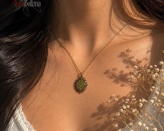 Halsband med inkapslad blomma