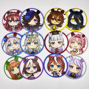 Op de afbeelding: Een verzameling van twaalf ronde onderzetters met anime-stijl illustraties van personages. Elke onderzetter toont een ander personage met grote ogen en kleurrijk haar, gekleed in unieke outfits. De onderzetters zijn gerangschikt in een rasterpatroon.