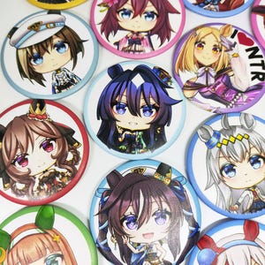 Könnte beinhalten: Eine Sammlung runder Ansteckbuttons mit farbenfrohen Illustrationen von Anime-Charakteren. Jeder Button zeigt eine einzigartige Figur mit individuellen Haarfarben, Outfits und Accessoires wie Hüten und Schleifen auf weißem Hintergrund.