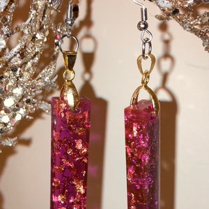 beautiful gold leaf and fuschia dangle earrings.