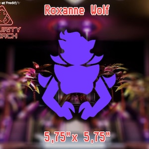 Pu&ograve; includere: Silhouette viola di Roxanne Wolf dal videogioco "Five Nights at Freddy's: Security Breach". L'immagine include il logo del gioco e il testo "Roxanne Wolf" e "5.75" x 5.75".