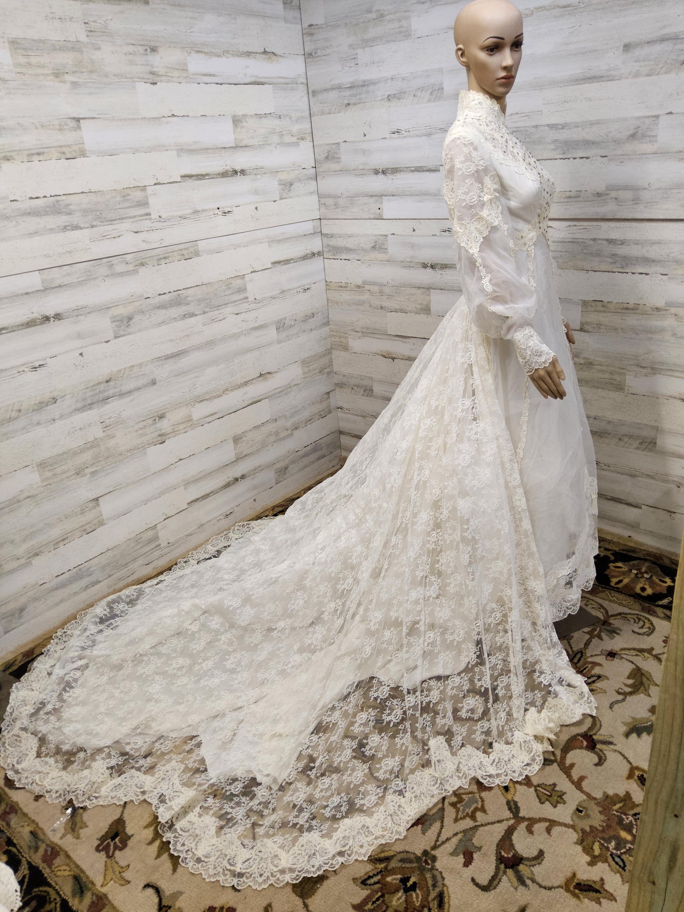 puffy wedding dress with lace sleeves Princess Lace Appliques Wedding Dress Long Puffy Sleeves Bridal Gowns Agustaprom
