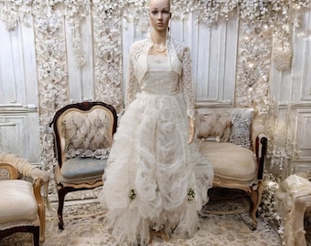 Vestido de novia vintage de tul con encaje, volantes, capas, escote corazón, blanco, sin tirantes, muy único.