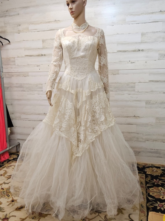 Vintage Chantelly Fairytale Wedding Dress Romantic Lace Tulle Bridal Dress - Etsy Vintage Chantelly Fairytale Wedding Dress Romantic Lace Tulle Bridal Dress - Etsy