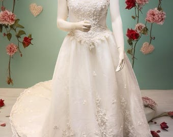 Vestido de novia de talla grande con abundantes cuentas* Elegante cola larga con detalles de encaje* Corpiño con cuentas y ribete de encaje festoneado