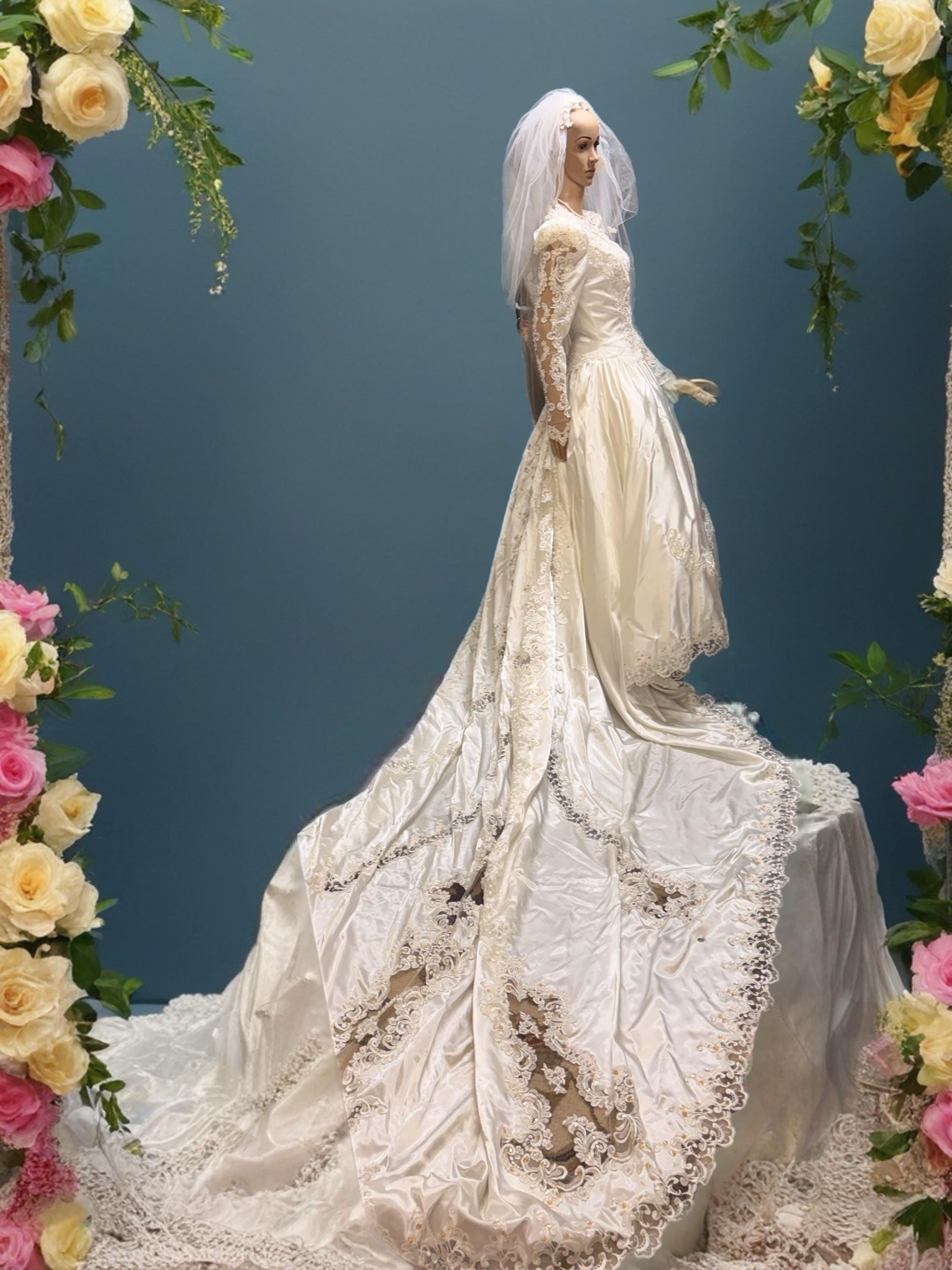 Alfred Angelo ウェディングドレス 刺繍 レース サテンS小柄 美品 Alfred angelo wedding dress - Etsy 日本