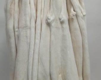 Pieles de piel SAGA ROYAL color beige perla XL largas curtidas, procedentes de Finlandia.