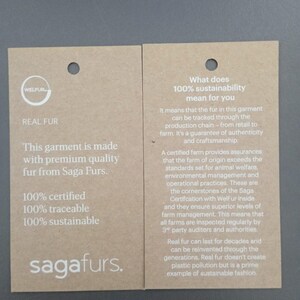 Puede incluir: Dos etiquetas de papel marr&oacute;n con texto blanco. La etiqueta de la izquierda dice "REAL FUR" y "This garment is made with premium quality fur from Saga Furs." La etiqueta de la derecha dice "What does 100% sustainability mean for you?" y explica que la piel es rastreable desde la granja hasta la venta al por menor y es una garant&iacute;a de autenticidad y artesan&iacute;a. Ambas etiquetas tienen el logotipo "WELFUR" y el texto "sagafurs."