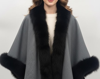 Capa textil gris con ribete de auténtico zorro negro SAGA