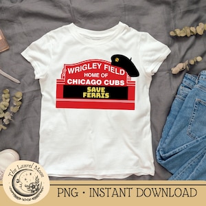 Könnte beinhalten: Weißes T-Shirt mit roter und schwarzer Grafik mit der Aufschrift "WRIGLEY FIELD HOME OF CHICAGO CUBS SAVE FERRIS". Ein schwarzer Barett befindet sich oben rechts. Das Shirt liegt auf einem grauen Untergrund mit blauen Jeans.