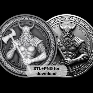 Puede incluir: Dos monedas redondas plateadas con una imagen en relieve de un guerrero vikingo sosteniendo un hacha. El guerrero lleva un casco con cuernos y tiene una larga barba. Las monedas están rodeadas por un borde decorativo.