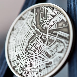 Munt stadskaart Amsterdam – aangepaste gegraveerde messing EDC-token | Gepersonaliseerde plattegrond van elke stad | Reiscadeau | Zakmunt met gravure