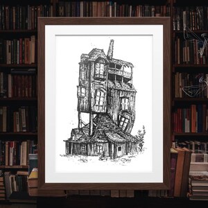 Op de afbeelding: Zwart-wit illustratie van een scheef, meerverdiepingenhuis met een schoorsteen en ramen. Het kunstwerk is ingelijst in een donkere houten lijst en geplaatst tegen een achtergrond van boekenkasten.
