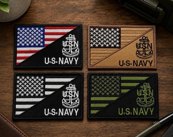 Pode incluir: Quatro emblemas retangulares bordados com um design dividido, apresentando um padrão de bandeira à esquerda e um emblema de âncora da U.S. Navy com o texto U.S. NAVY à direita. Os emblemas vêm nas combinações de vermelho-branco-azul, bege-castanho, preto-branco e verde-azeitona.