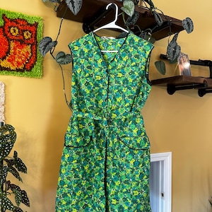 groovy 1970s green dress with waist tie