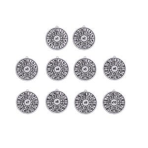 Könnte beinhalten: Eine Sammlung silberfarbener Anhänger mit Multiplikationstabellen. Jeder runde Anhänger zeigt die Multiplikationstabellen von x1 bis x10, mit Zahlen in einem kreisförmigen Muster. Sie haben eine kleine Schlaufe zum Aufhängen.