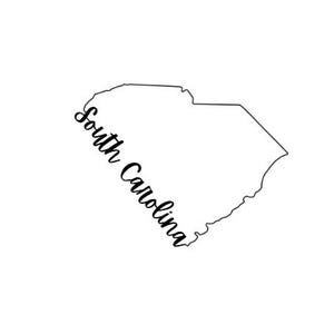 Puede incluir: Un gráfico minimalista en blanco y negro que presenta el contorno de Carolina del Sur. El nombre del estado, "South Carolina", está escrito en una fuente cursiva, en diagonal a través de la imagen.