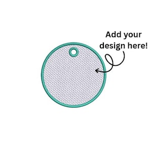Puede incluir: Una etiqueta redonda de color gris claro con un borde turquesa y un pequeño agujero en la parte superior. El texto "Add your design here!" está escrito en negro, con una flecha curva que apunta a la etiqueta. La etiqueta tiene un aspecto texturizado.