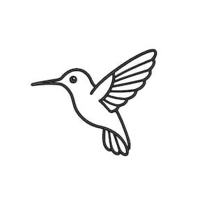 Puede incluir: Un dibujo lineal en blanco y negro de un colibrí en vuelo. El ave se representa de perfil, con las alas extendidas y el largo pico apuntando hacia delante. La imagen está sobre un fondo blanco.