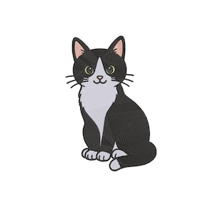 Puede incluir: Un parche bordado de un gato tuxedo sentado con pelaje negro en la espalda, cabeza y cola, y pelaje blanco en el pecho, cara y patas. El gato tiene grandes ojos de color amarillo verdoso, orejas puntiagudas con detalles rosados y bigotes negros.