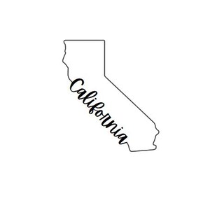 Puede incluir: Gráfico minimalista en blanco y negro del estado de California. La palabra "California" está escrita en cursiva dentro del contorno del estado.