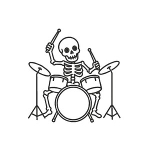 Puede incluir: Una ilustración de arte lineal en blanco y negro de un esqueleto tocando una batería. El esqueleto está posicionado detrás de un bombo grande, dos tambores más pequeños y dos platillos sobre soportes, sosteniendo una baqueta en cada mano.