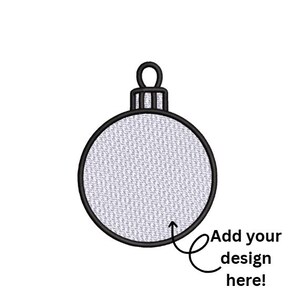 Può includere: Un design di ornamento natalizio con contorno nero e interno grigio chiaro strutturato. Il testo "Add your design here!" è incluso, indicando un prodotto personalizzabile. L'ornamento ha un anello per appenderlo.