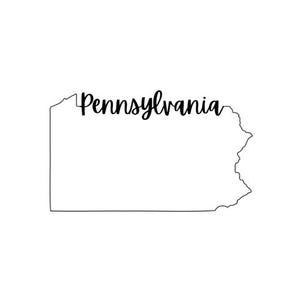 Puede incluir: Ilustración minimalista en blanco y negro del estado de Pensilvania. El contorno del estado está relleno de espacio blanco, y la palabra "Pennsylvania" está escrita en cursiva.