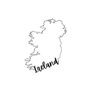 Puede incluir: Ilustración minimalista en blanco y negro de la isla de Irlanda. El contorno de la isla está representado con una fina línea negra, y la palabra "Ireland" está escrita en cursiva en la parte inferior derecha de la isla.