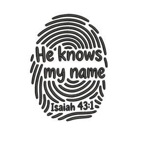Pode incluir: Um design bordado a preto com um padrão de impressão digital formado por linhas concêntricas. O texto "He knows my name" está centrado na impressão digital, com "Isaiah 43:1" posicionado num tamanho de letra menor na parte inferior.